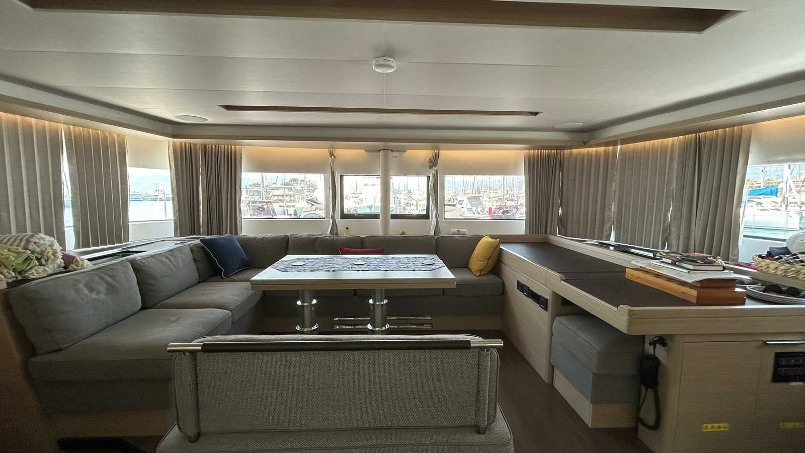 Marmaris'te kiralayabileceğiniz Lagoon 51 katamaranında salon ve mutfak tek katta yer almaktadır.