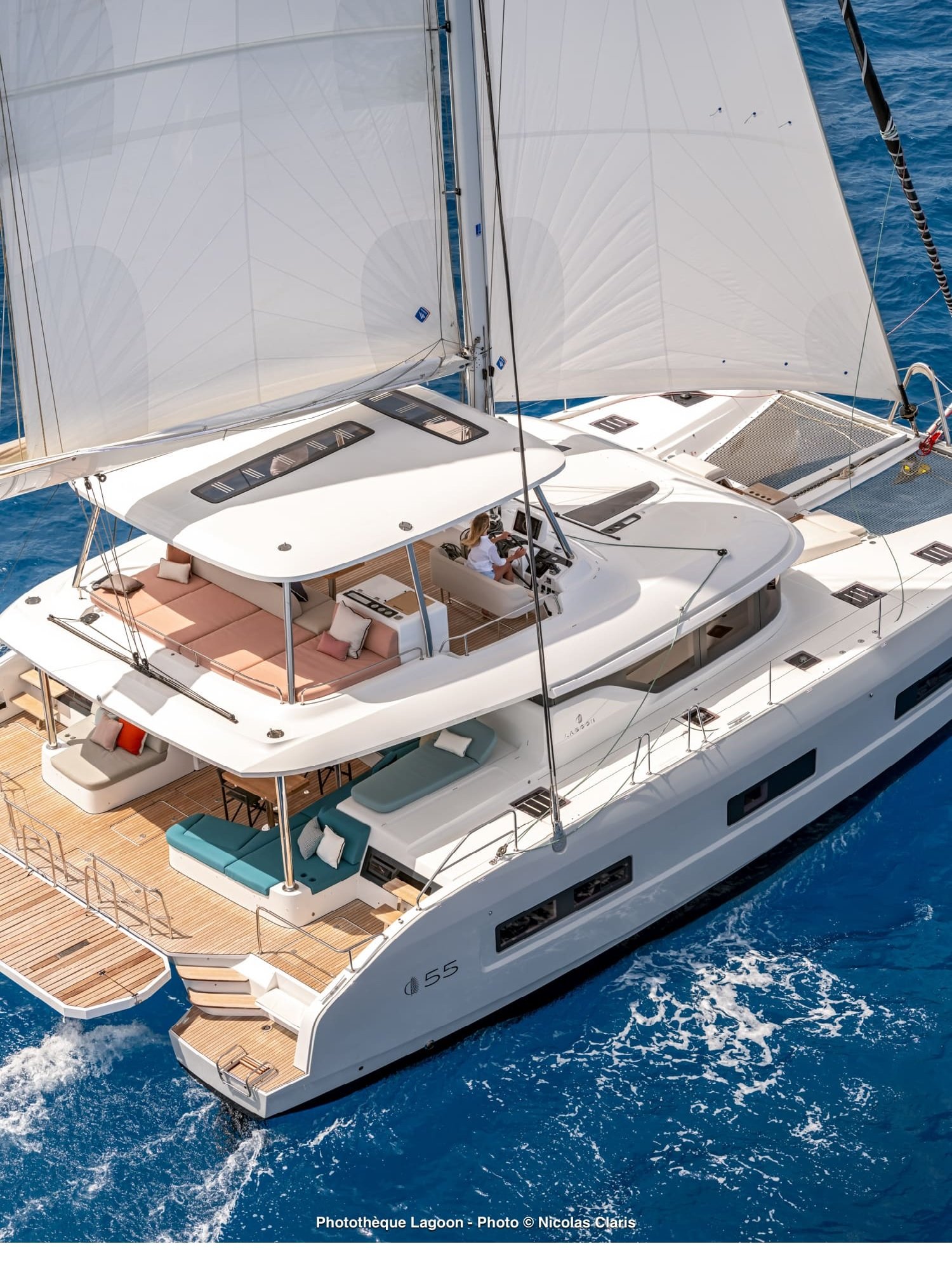 Fethiye'de kiralayabileceğiniz Lagoon 55 katamaranının flybridge ve kokpit düzeni.