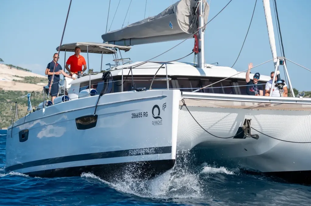 Fethiye'de kiralık Fountaine Pajot Saba 50 katamaranı seyir halinde, sudan görünen pruva ve ön gövdesiyle birlikte.