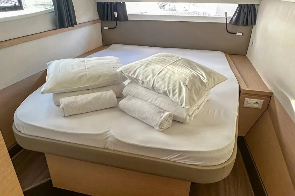 Fethiye'de kiralanan Saba 50 katamaranın çift kişilik kabini, temiz nevresim ve havlularla hazırlanmış.