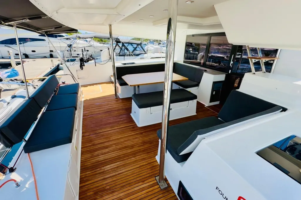 Fountaine Pajot Saba 50 kiralık katamaranının arka kokpitinden salona doğru bakış.