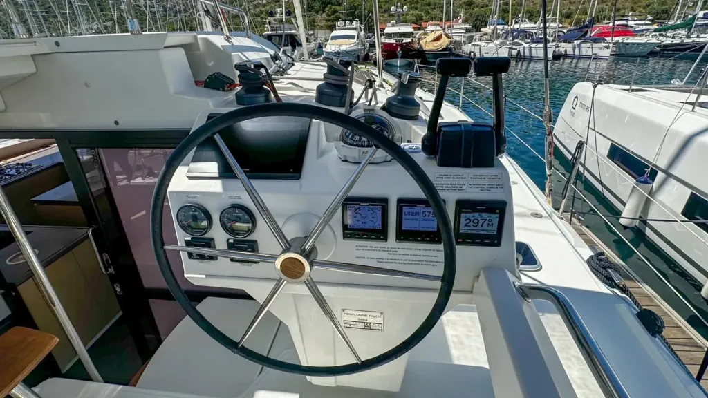 Fountaine Pajot Saba 50 kiralık katamaranın dümen istasyonunun motor göstergeleri ve harita çizici detayı.