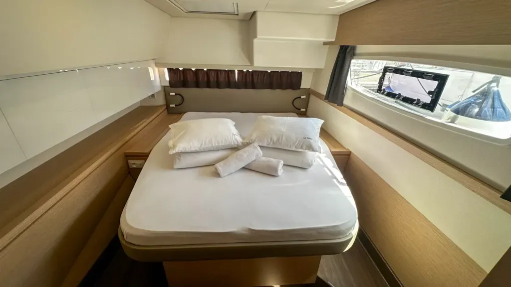 Fountaine Pajot Saba 50 kiralık katamaranın ikinci çift kişilik kabini, panoramik gövde penceresine sahip.