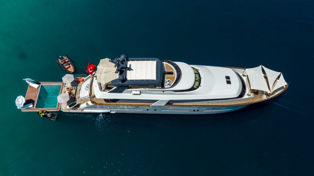 Bodrum sahil şeridinde seyreden GO3506 motor yatının havadan görünümü.