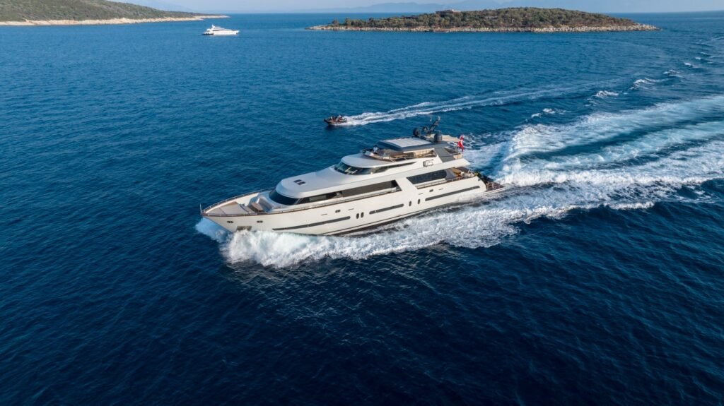 Bodrum kiralama filosuna ait lüks motor yat GO3506 seyir halinde.