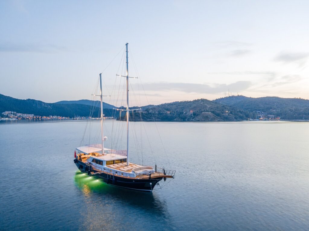 26,5 metrelik Lüks Gulet Kiralama Fethiye: Fethiye koyunda gün batımında demirde geçirilen mutlu günler