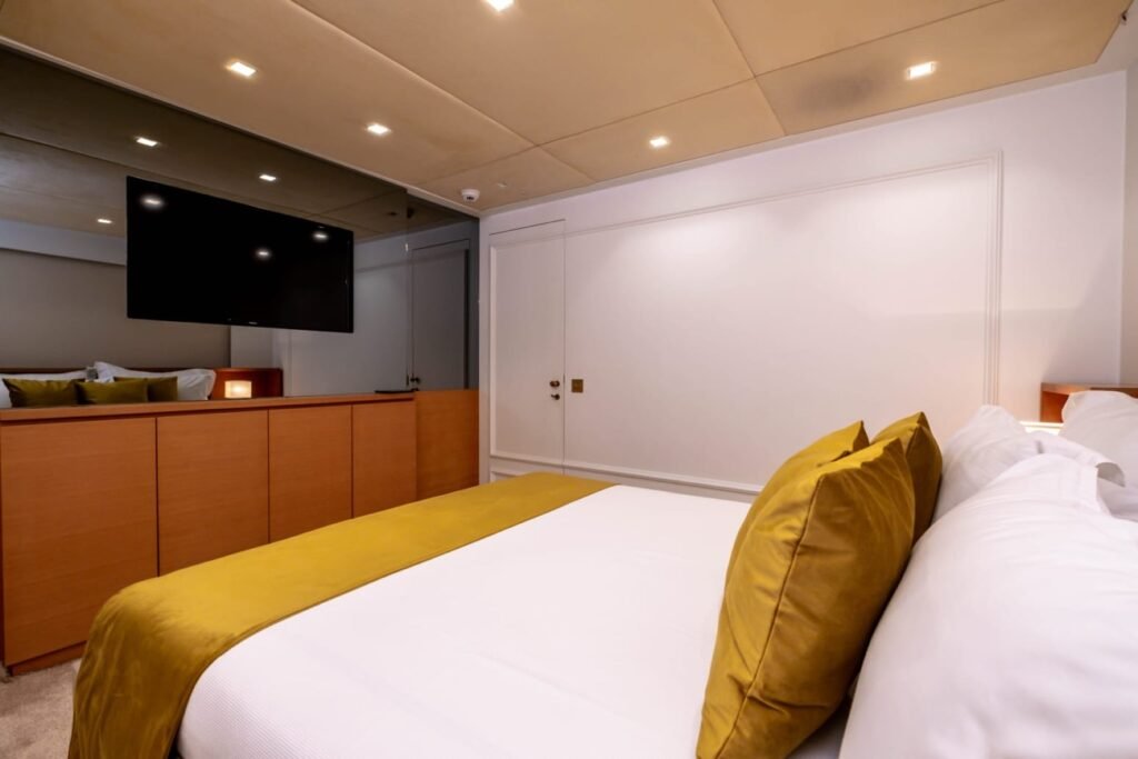 Bodrum'da kiralık HR3801 model motor yatta misafir kabini.