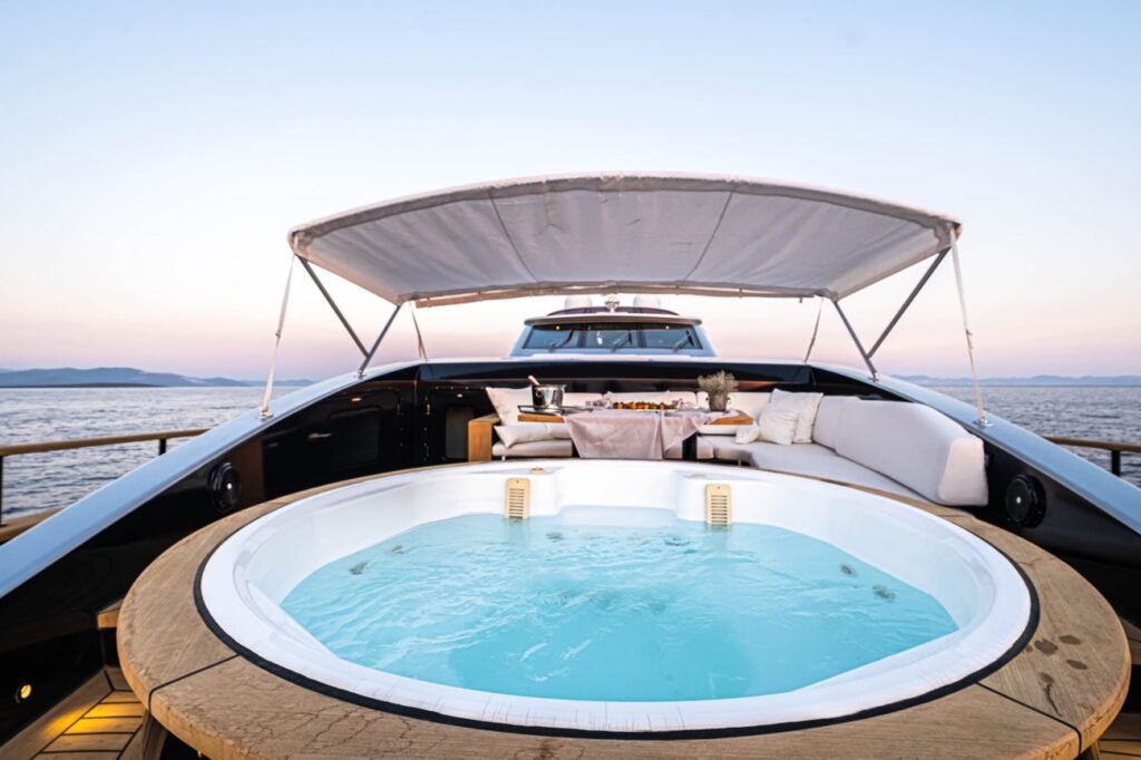 Bodrum'da kiralık HR3801 model motor yatta, flybridge'de jakuzi bulunmaktadır.