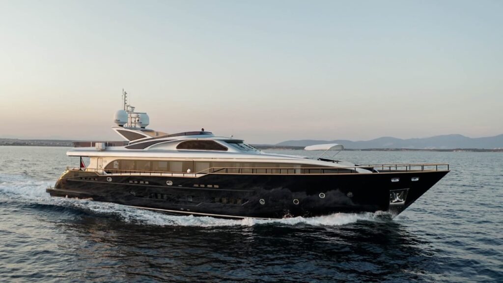HR3801 gün batımında seyir halinde, Bodrum'da Lüks Motor Yat Kiralama