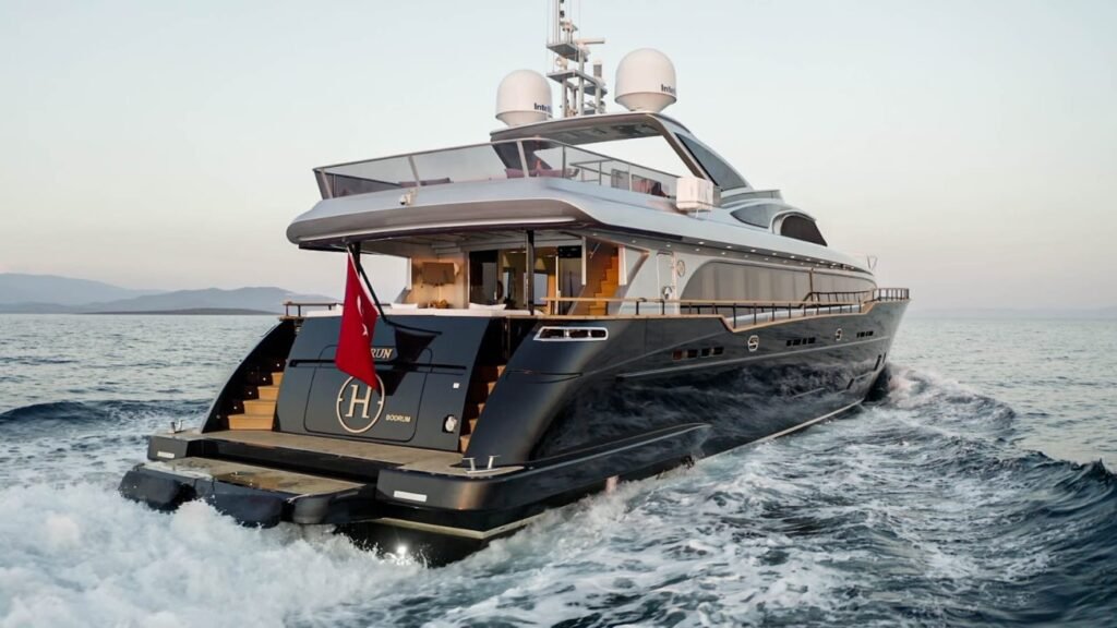 Bodrum'da kiralık yat HR3801'in arka güvertesinde açık havada yemek yeme imkanı.