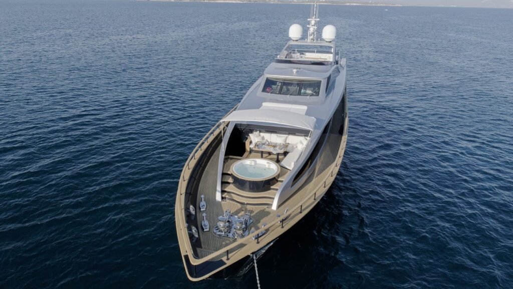 HR3801'in seyir halindeki havadan görünümü, Bodrum'da Lüks Motor Yat Kiralama