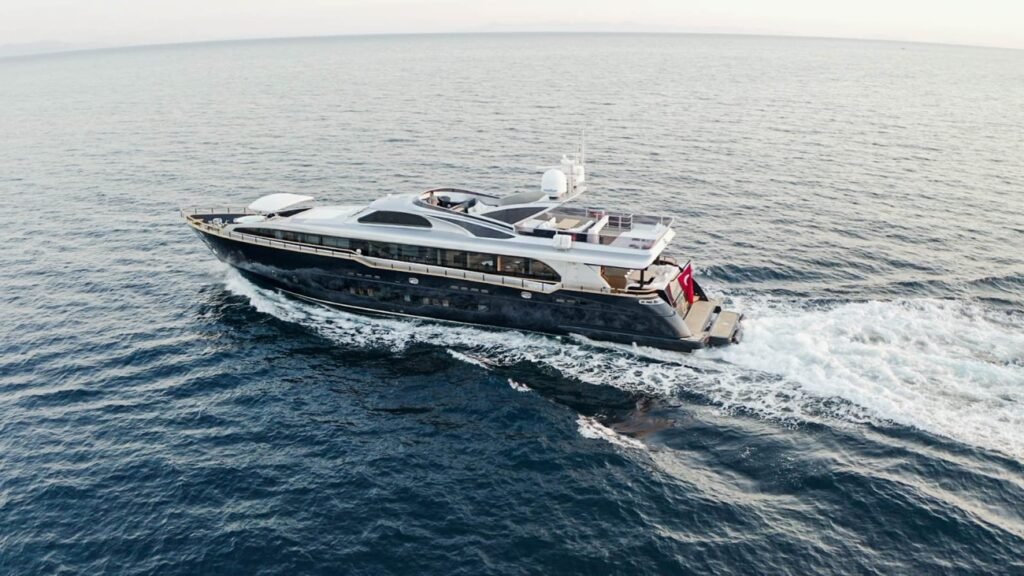 Bodrum kıyılarında seyir halinde olan HR3801, 37,6 metrelik motor yat kiralama hizmeti sunuyor.