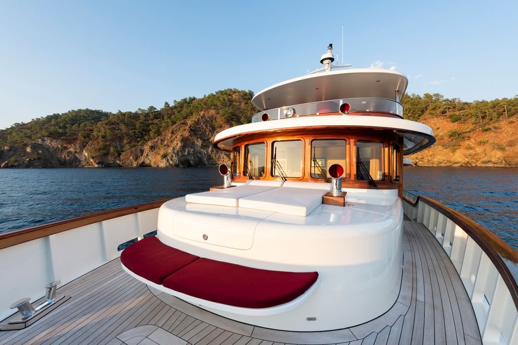 Bodrum'da kiralık yat MG2401'in kıç güvertesi ve kaptan köşkü.