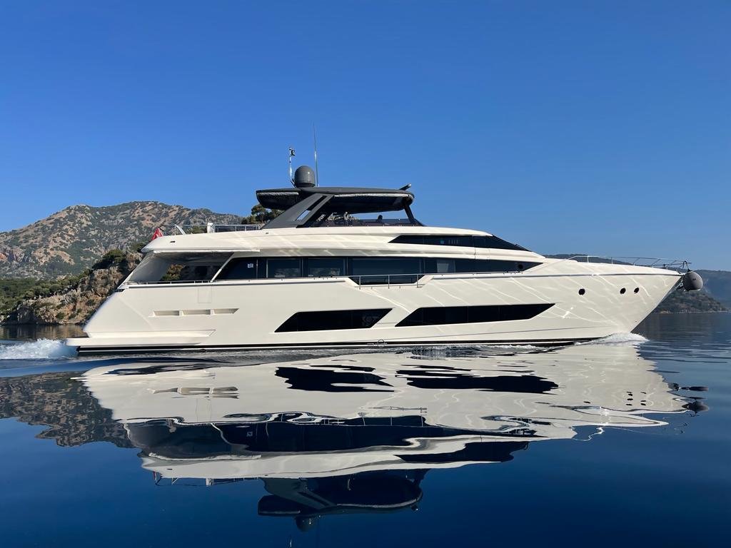 Ferretti Yacht Charter Bodrum FR2601, Türk kıyıları açıklarında seyir halinde.