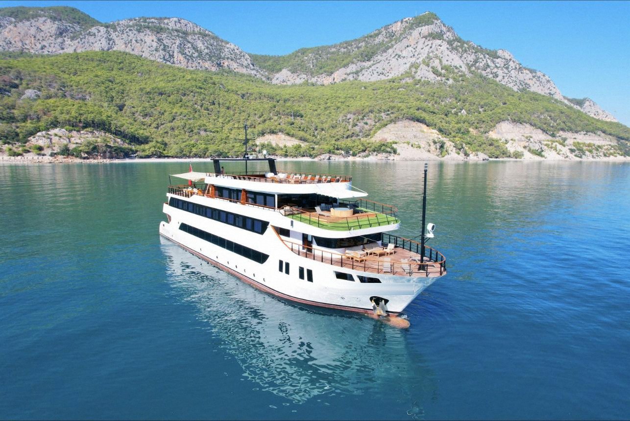 Çamlarla kaplı dağların altında demirli 56m motoryat