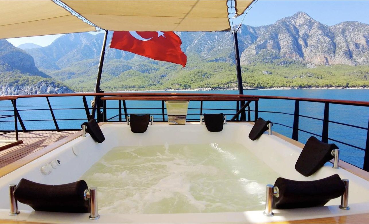 Tente altında deniz manzaralı güverte jakuzisi