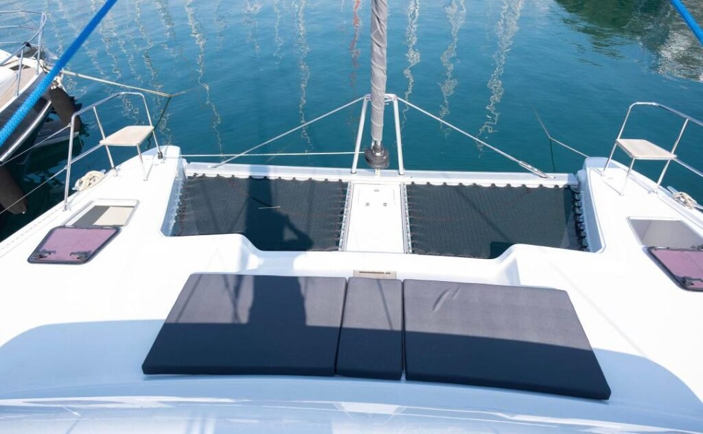 Aventura 45 Fethiye kiralama — baş güverte güneşlenme minderleri ve trambolin