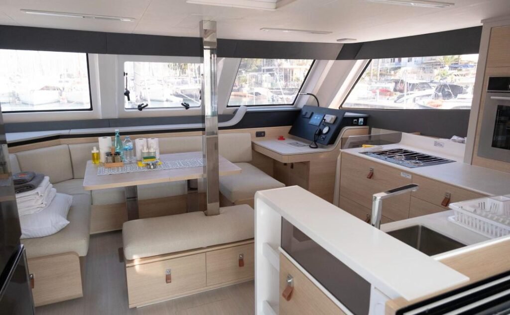 Aventura 45 Fethiye kiralama — açık plan salon ve mutfak