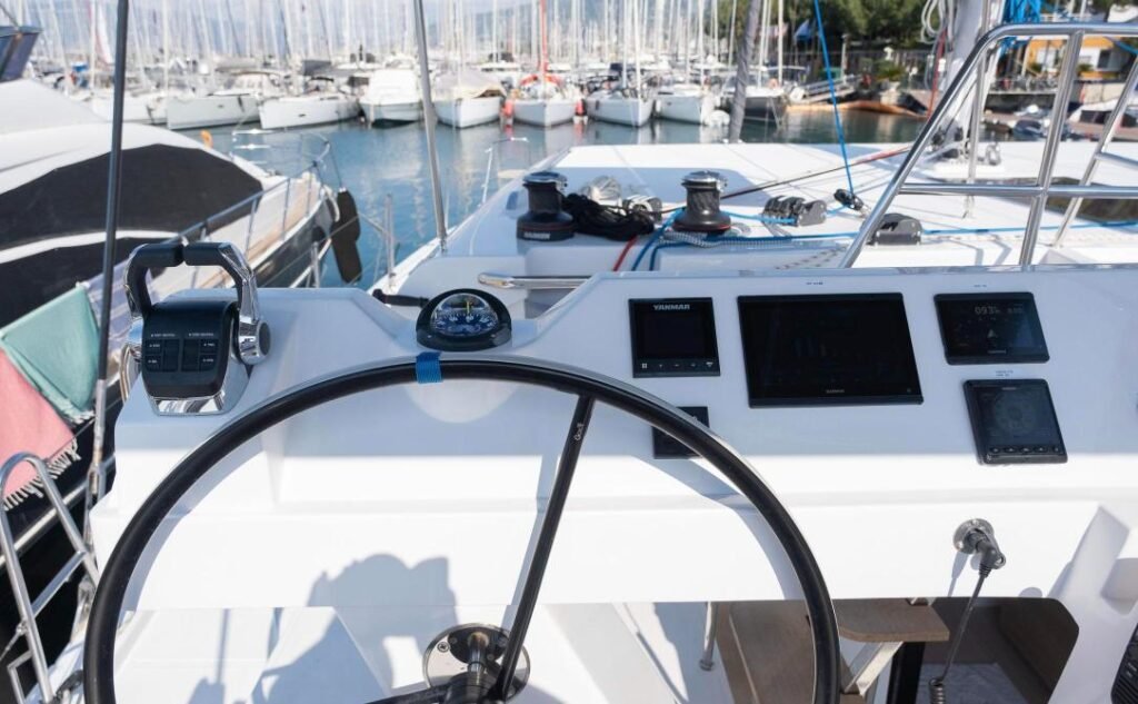 Aventura 45 Fethiye kiralama — dümen dolabı ve göstergelerle dümen istasyonu