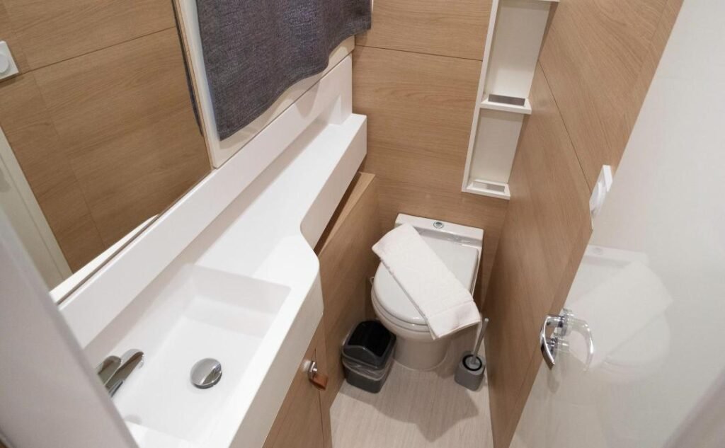 Aventura 45 Fethiye kiralama — misafir banyosu