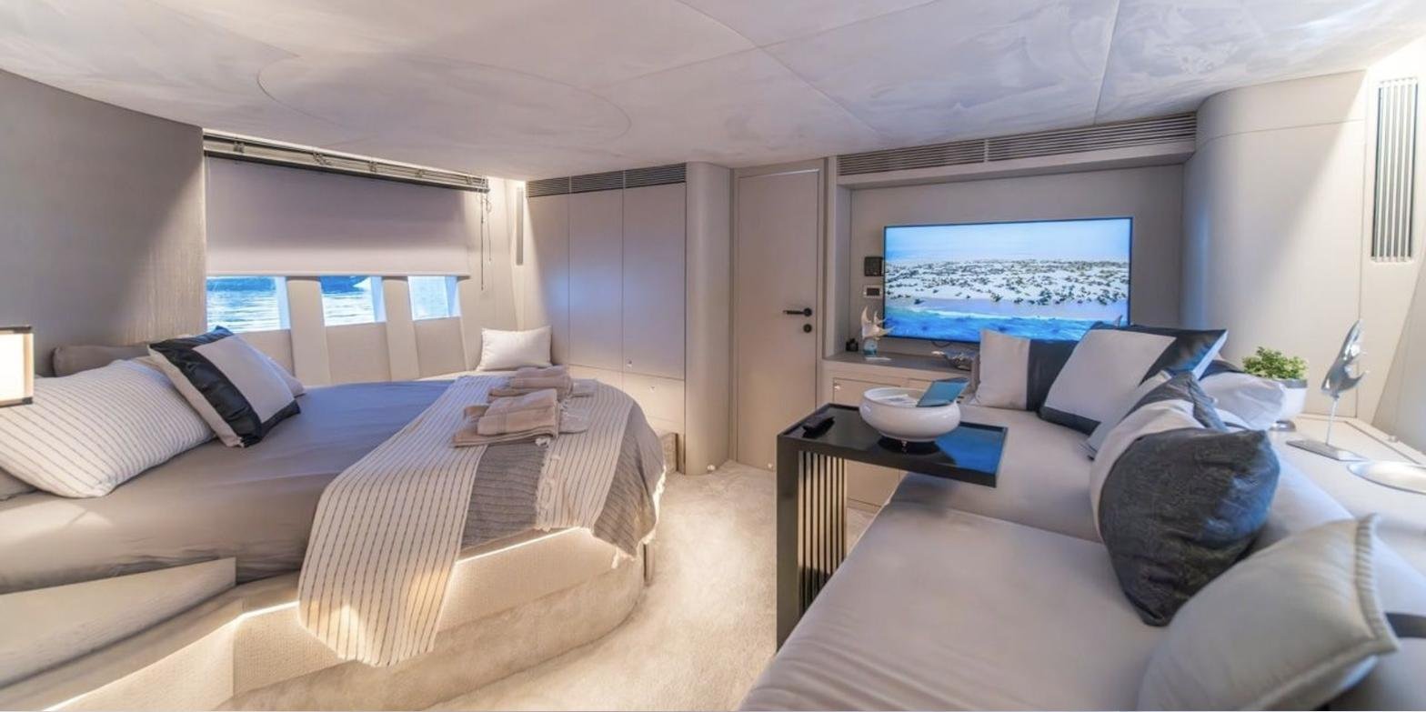 Azimut 68S charter Bodrum master cabin suite