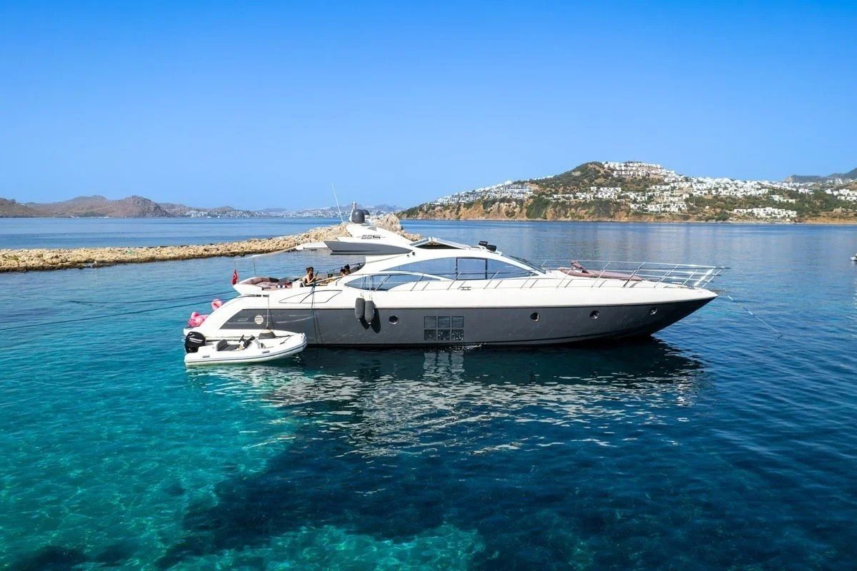 21m Azimut 68S Charter Bodrum | 2007 · Refit 2022 | SF2103