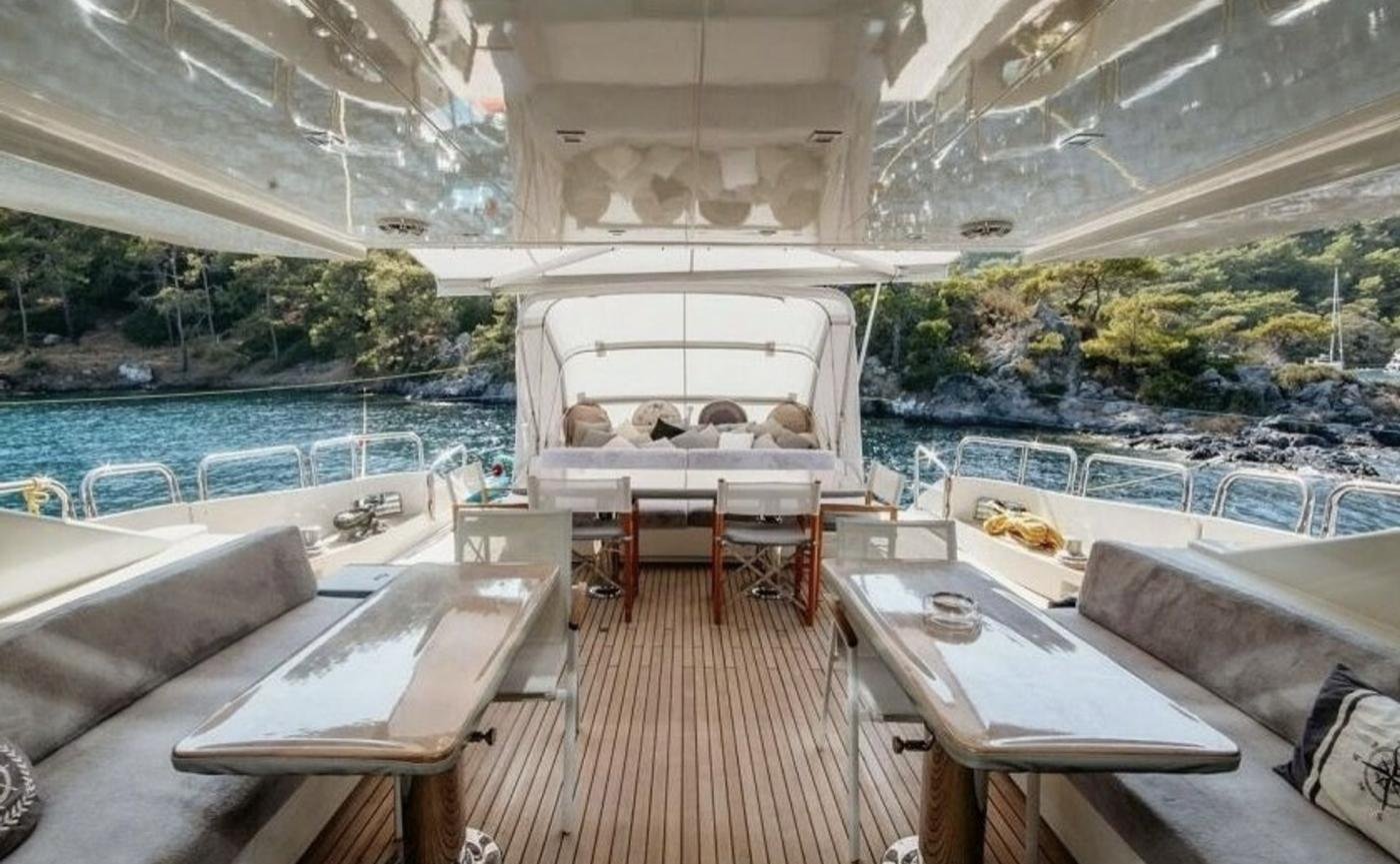 Azimut 86 S charter Gocek - aft deck dining with sea view