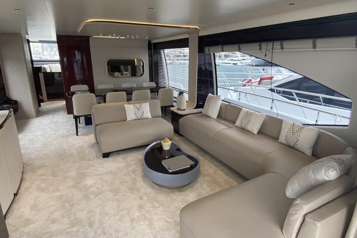 Satılık Azimut Grande 25M, deri oturma gruplu ana salon