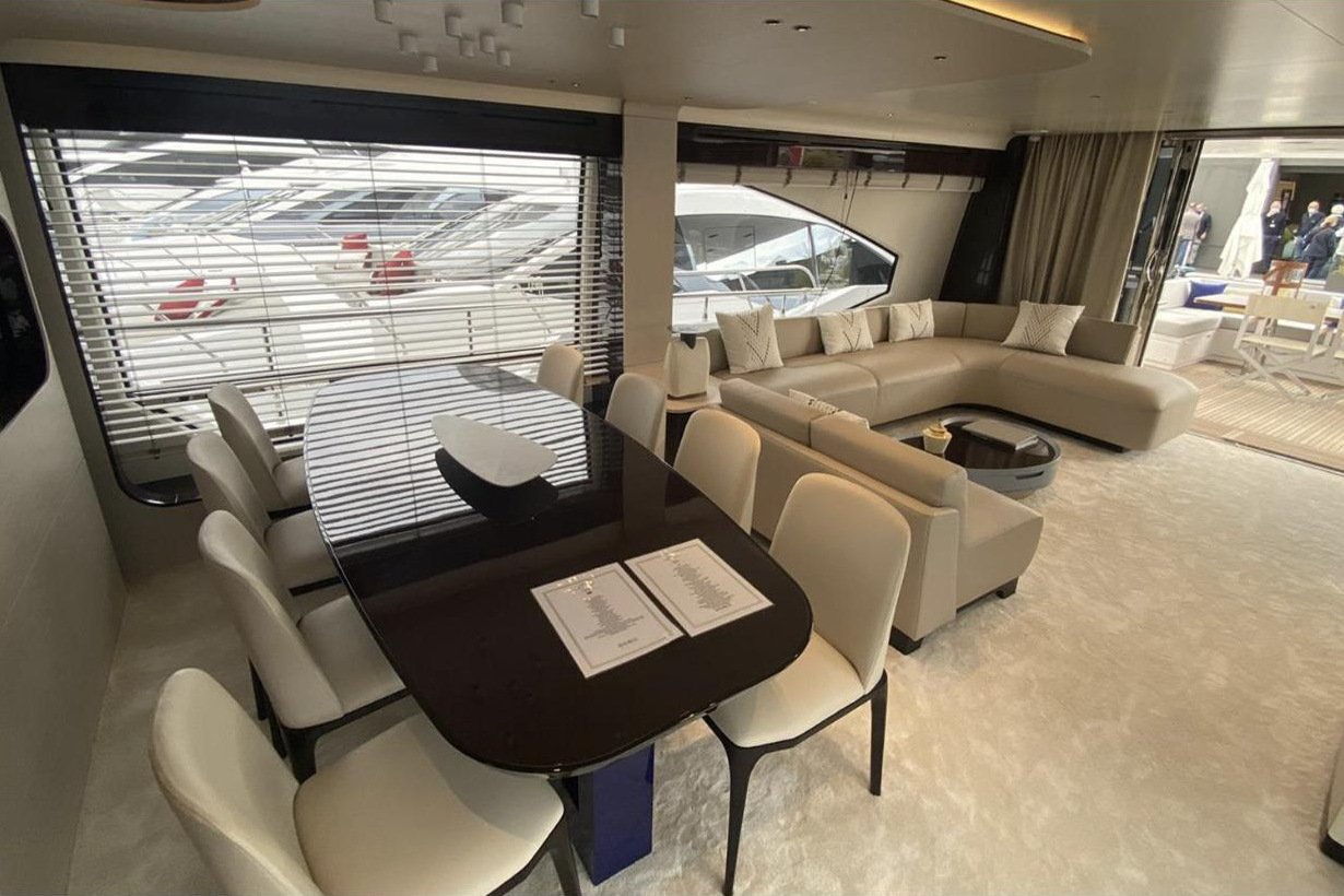 Azimut Grande 25 Metri'de sekiz kişilik resmi yemek masası