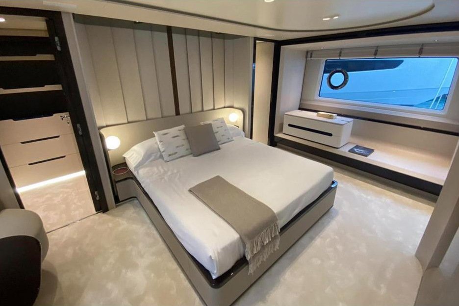Satılık Azimut Grande 25M, tam genişlikte sahip kamarası