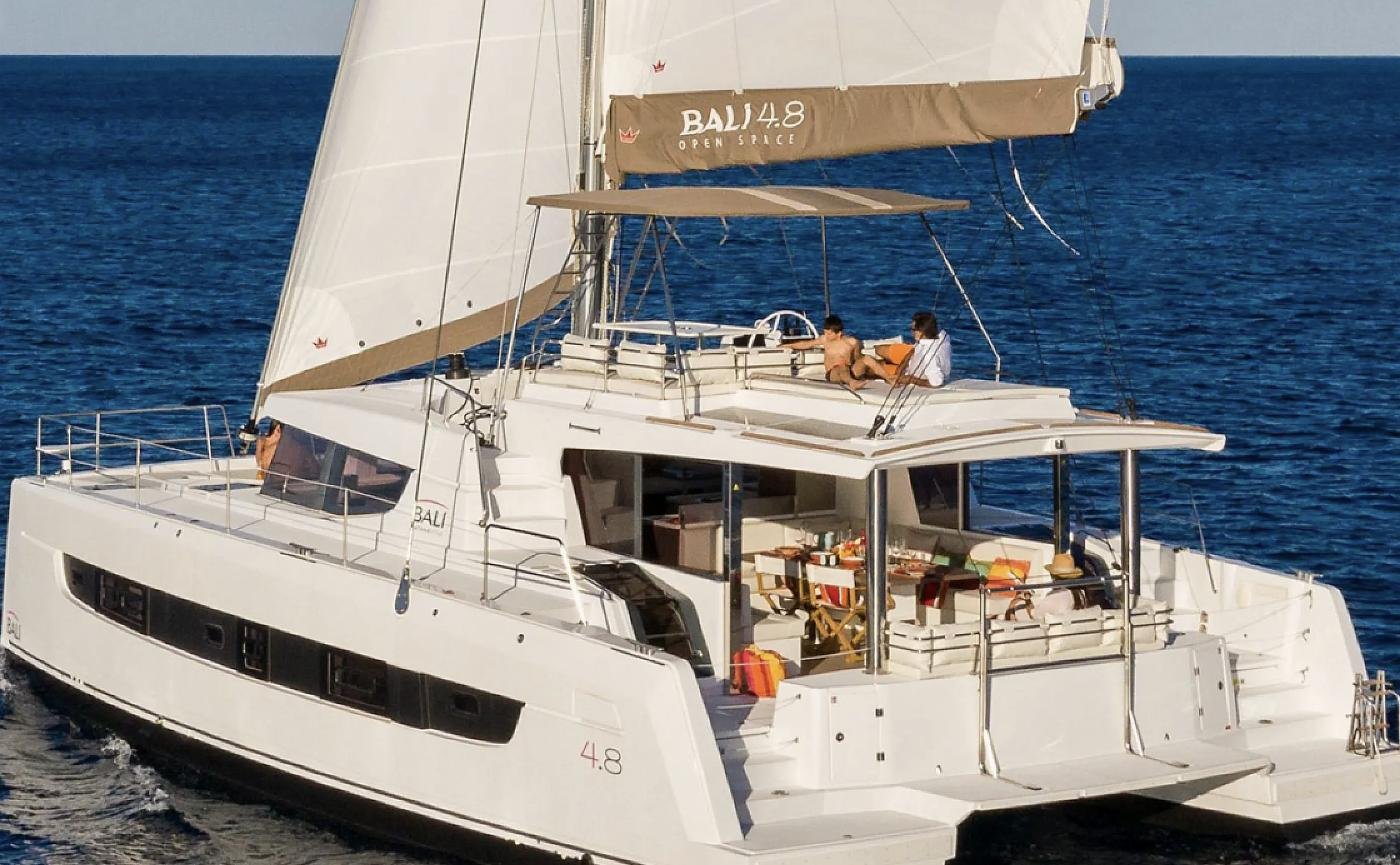 Stern quarter of a Bali 4.8 charter Fethiye under way