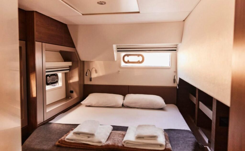 Bali 4.6 charter Marmaris — guest double cabin