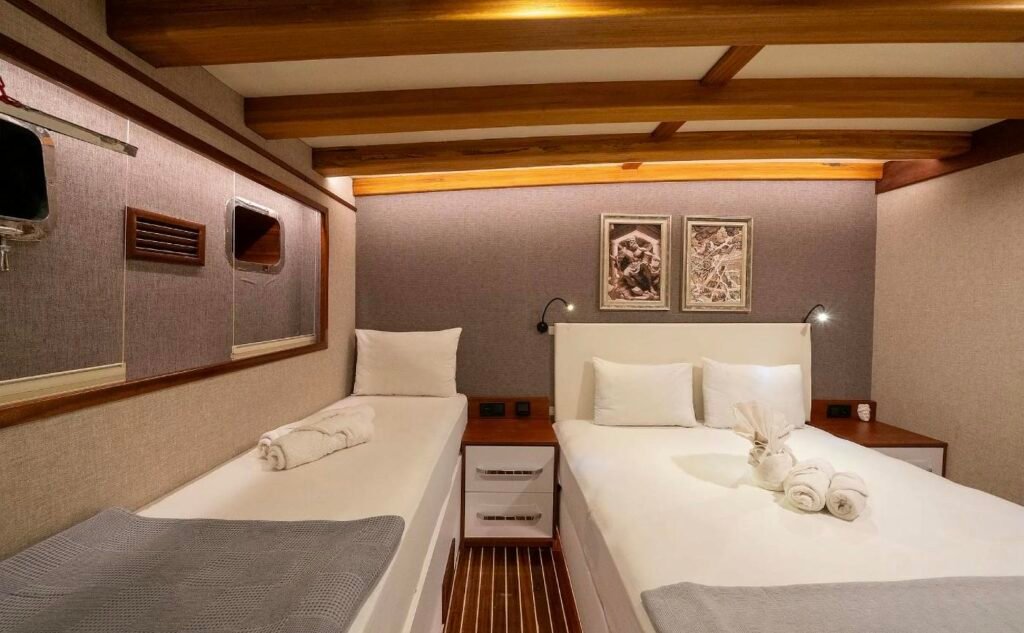 Twin guest cabin with two single berths aboard a 43m Bodrum blue cruise gulet