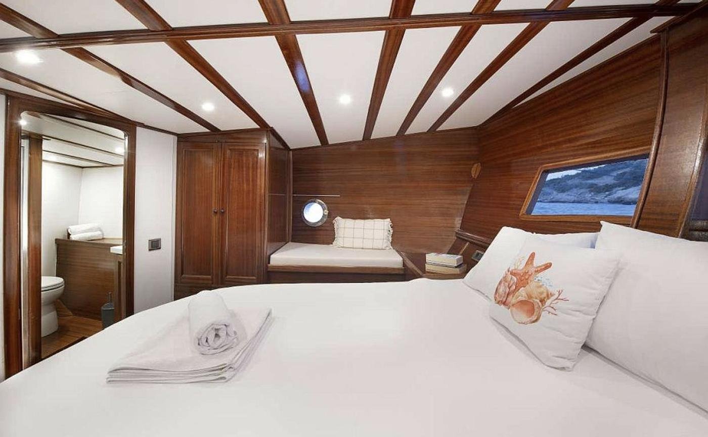 Boutique gulet charter Bodrum - VIP cabin in mahogany with a day berth and en-suite head