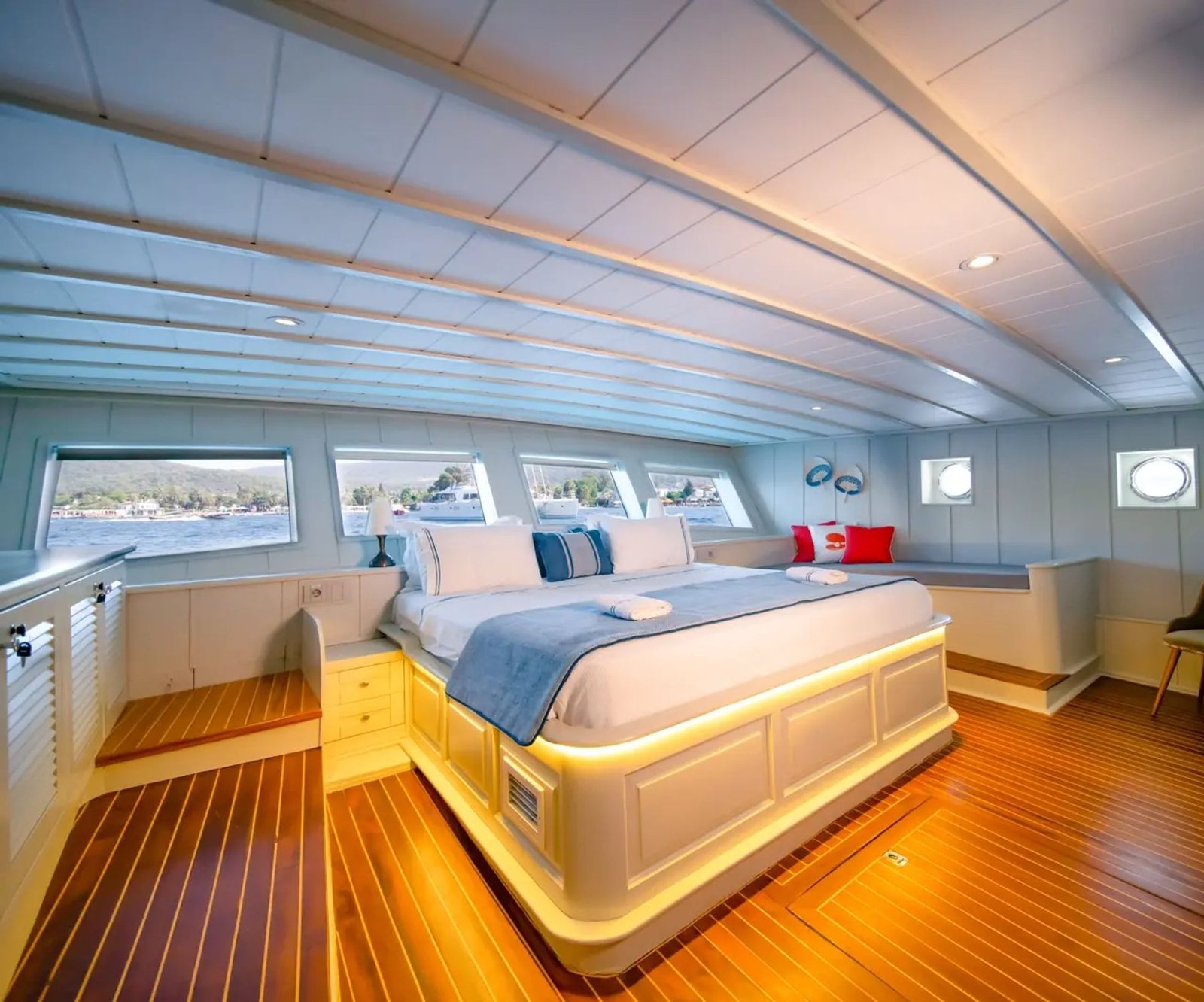 Grand gulet charter Bodrum CA4007 - master cabin with king bed