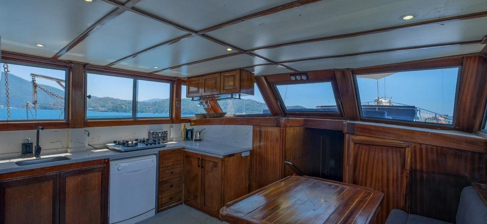 Göcek'te 28m gulette maun işçilikli salon ve mutfak