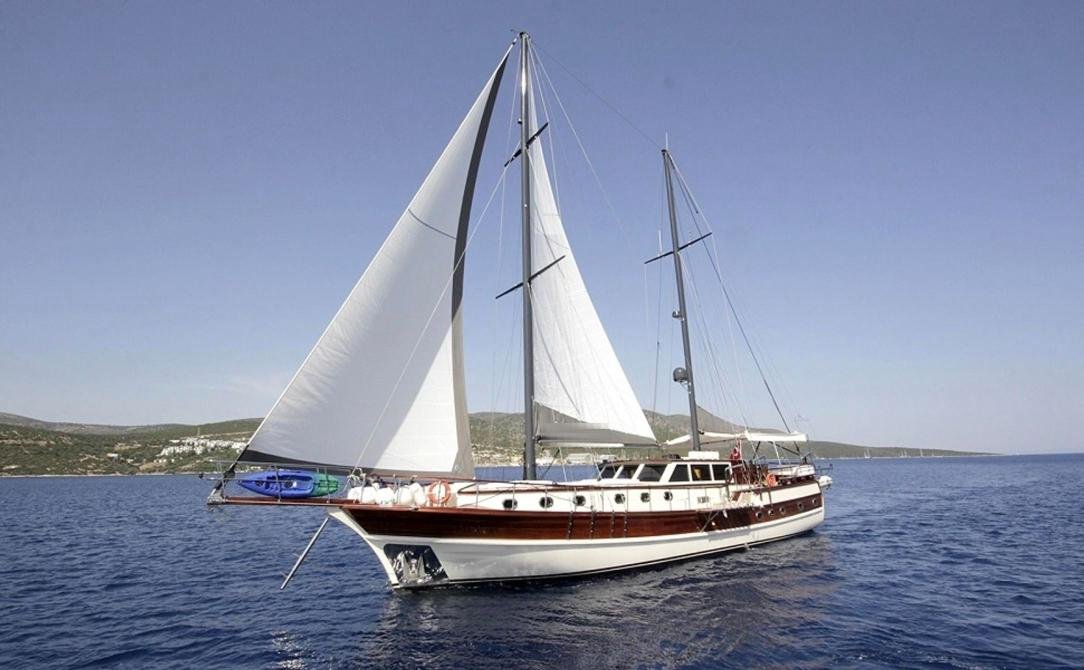 Bodrum çağdaş gulet kiralama - Bodrum yarımadası açıklarında tam yelkendeki 24m gulet