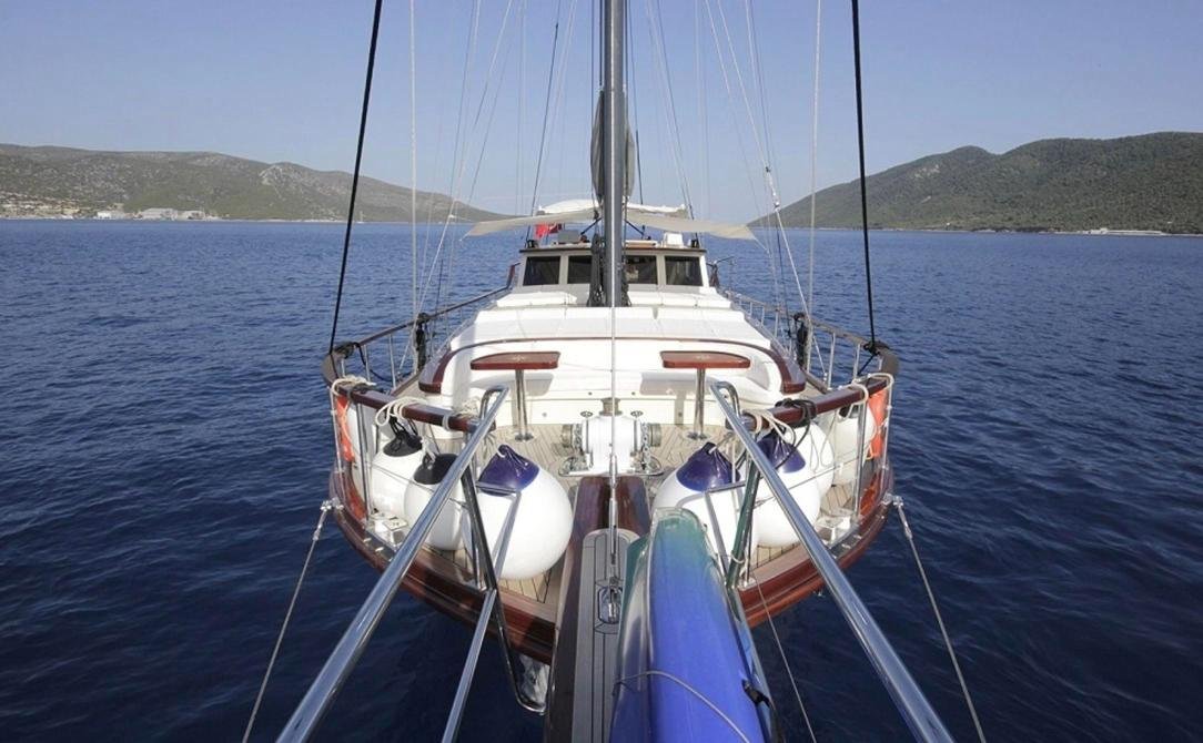 Contemporary gulet charter Bodrum - view aft along the bowsprit to the coachroof