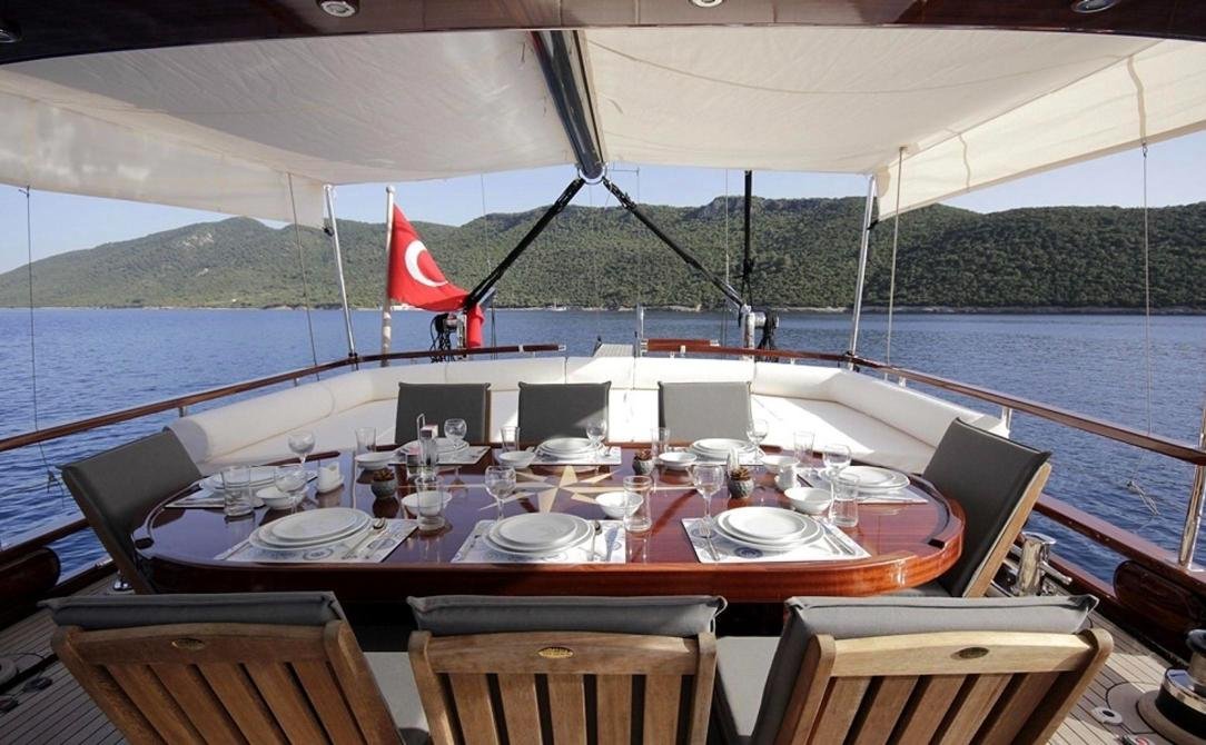 Bodrum çağdaş gulet kiralama - biminin altında kurulmuş kıç güverte masası