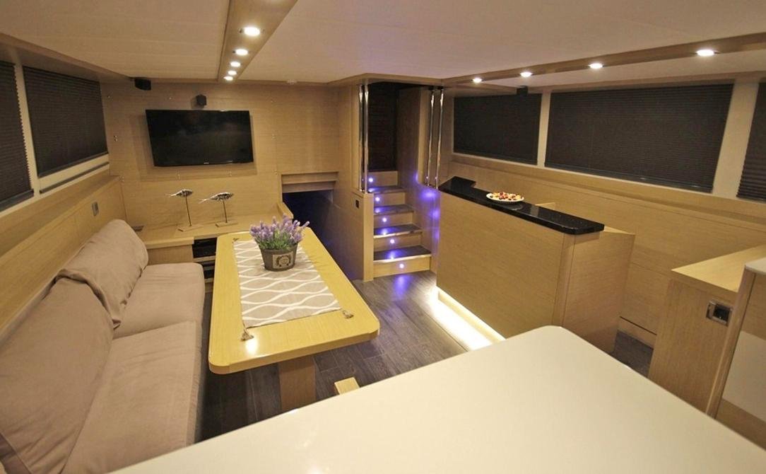 Bodrum çağdaş gulet kiralama - salon yemek masası ve granit tezgâhlı bar