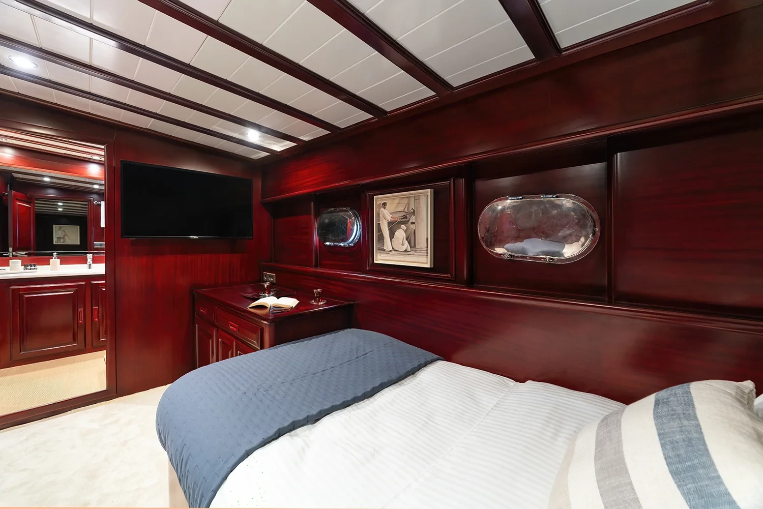 AS3310 motor yacht Gocek charter port twin cabin second view with porthole detail