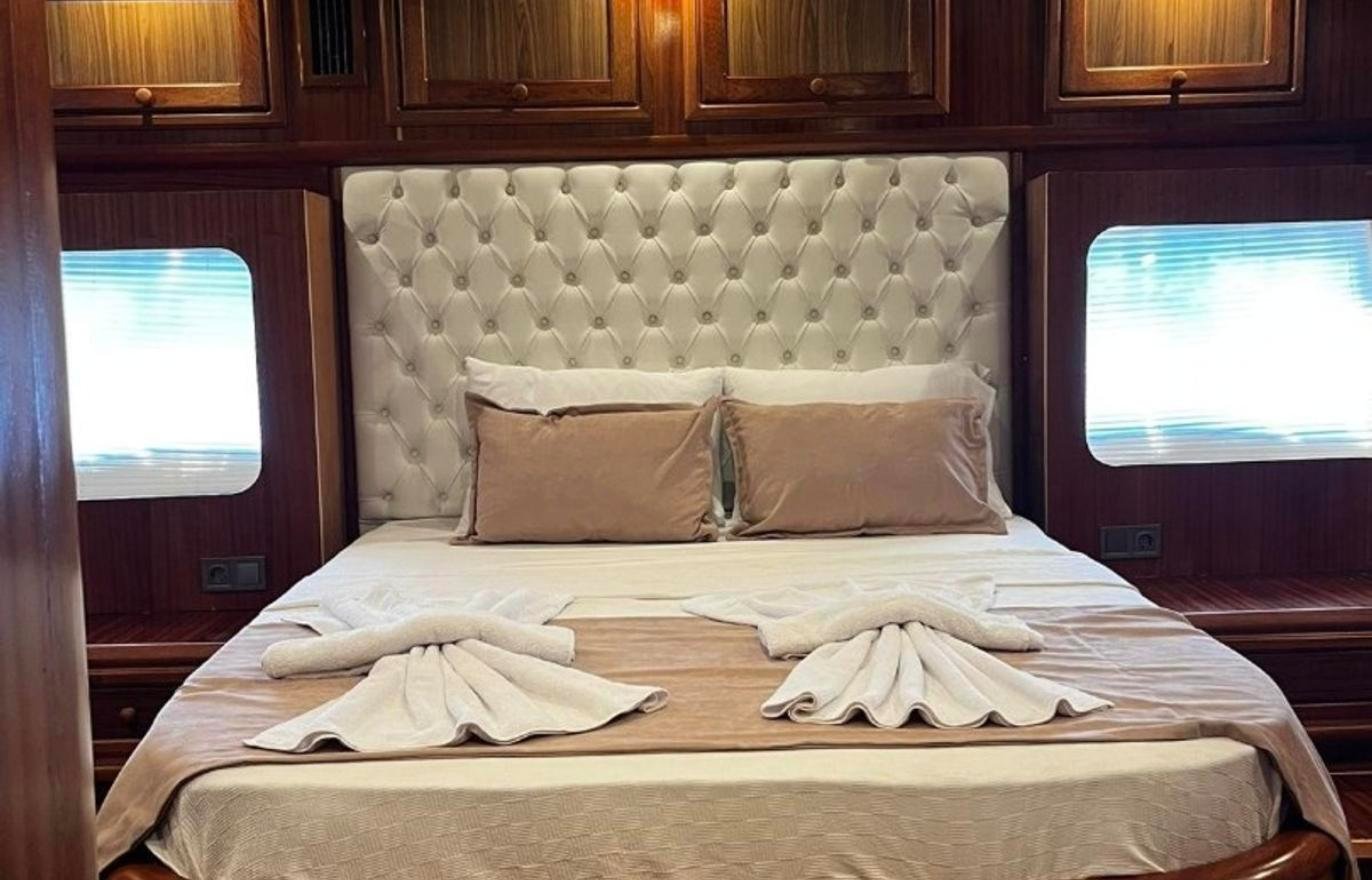Bozburun deluxe gulet kiralamasında kapitone yatak başlıklı ana çift kişilik kabin