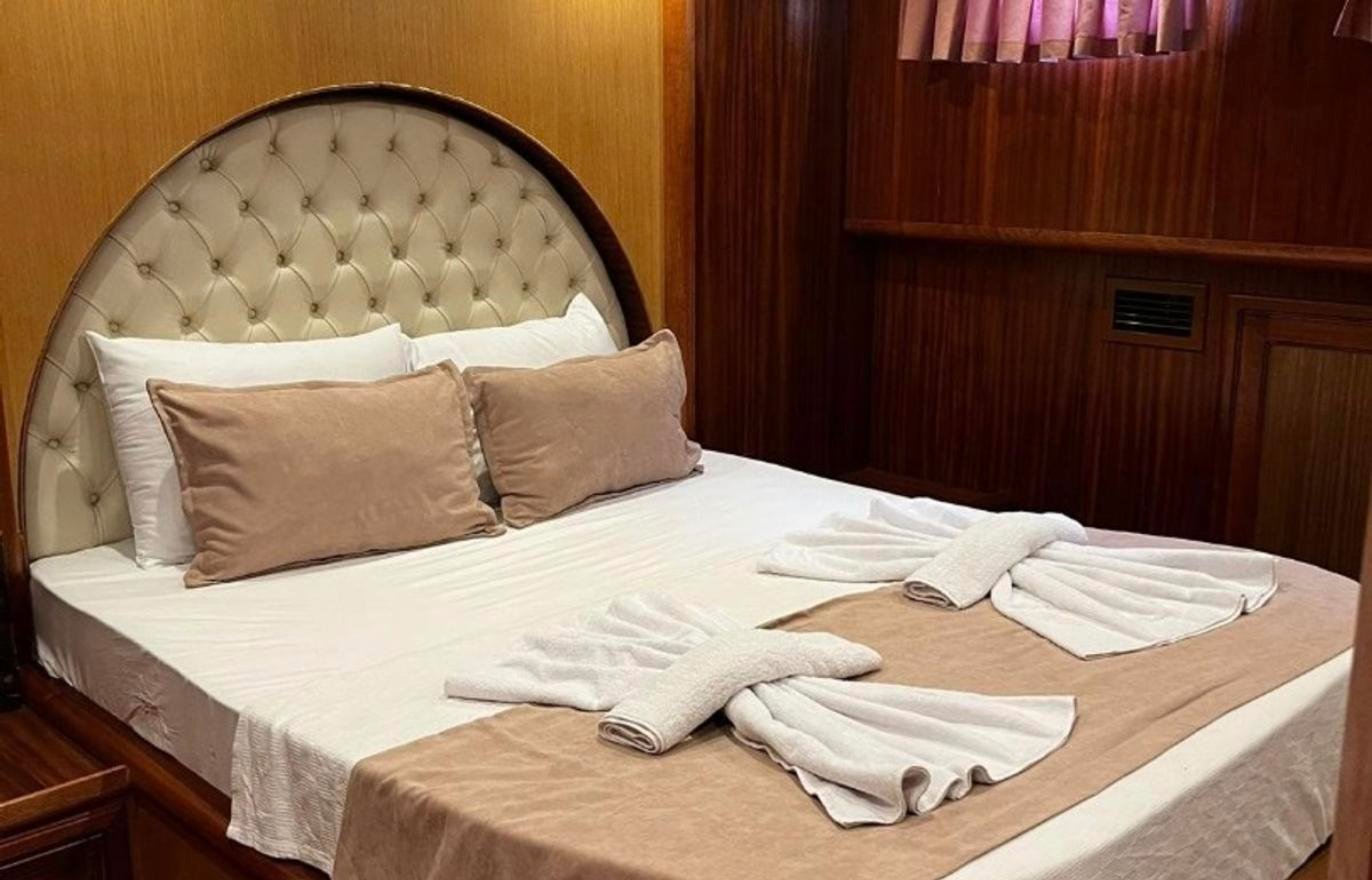 Bozburun kiralık guletinde ceviz işçilikli çift kişilik misafir kabini