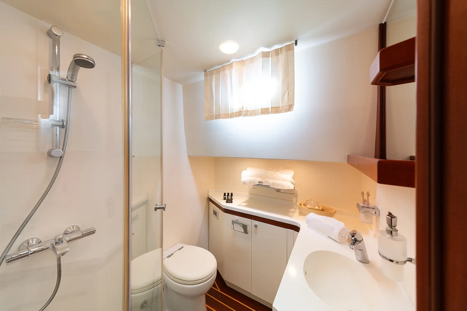 Deluxe motor sailer charter Gocek twin cabin ensuite bathroom