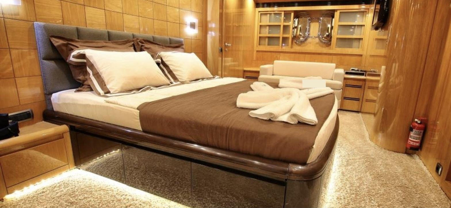 Bodrum Dragos Yachts 110 kiralama — sıcak ahşap işçilikli ana kamara