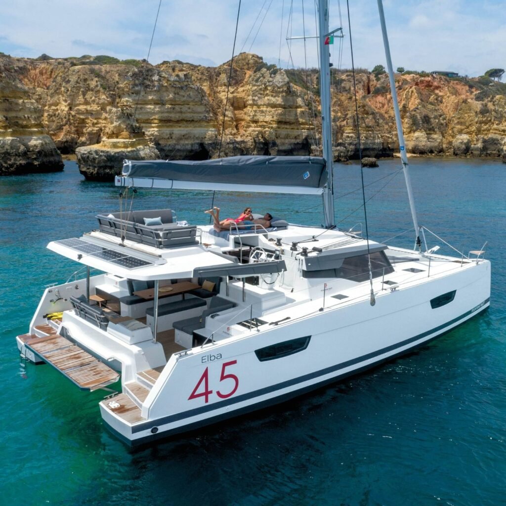 Rodos Elba 45 katamaran kiralama - kireçtaşı falezlerin altında demirli Fountaine Pajot AL1306, Rodos kaptansız kiralama