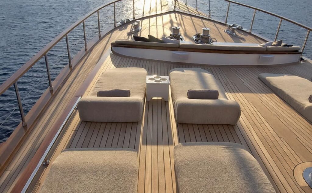Bodrum'da kiralanan 29m gulette altın saatte baş güverte güneşlenme minderleri