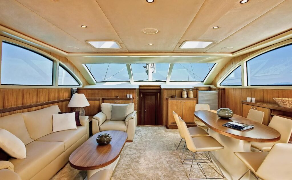 Bodrum Marina'dan kiralanan 29m gulette panoramik pencereli ana salon