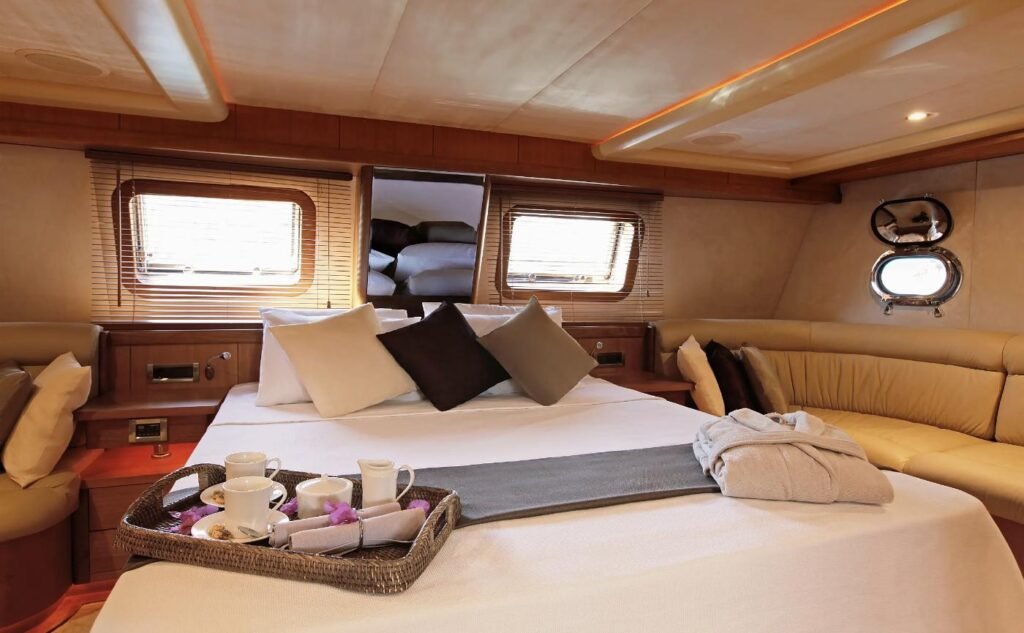 Bodrum'daki 29m yelkenli gulette kahvaltı tepsili VIP kabin
