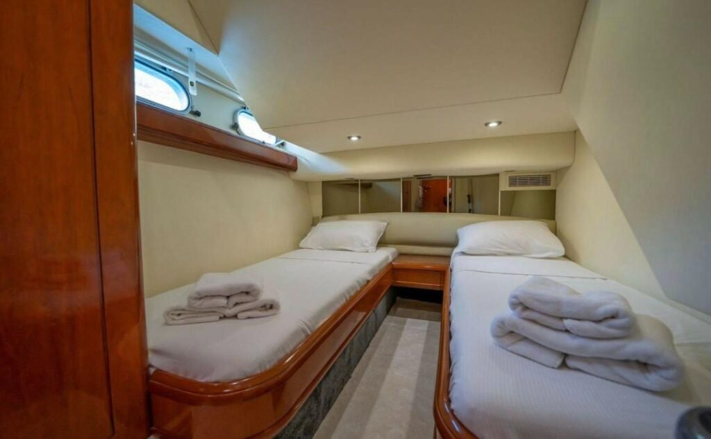 Fairline 59 charter Göcek — twin cabin with two single berths